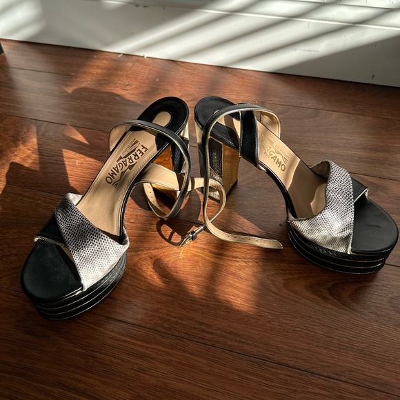 Salvatore Ferragamo GAGA Platform size 7. Authentic!! Gold and Black Slingbacks - Picture 6 of 11